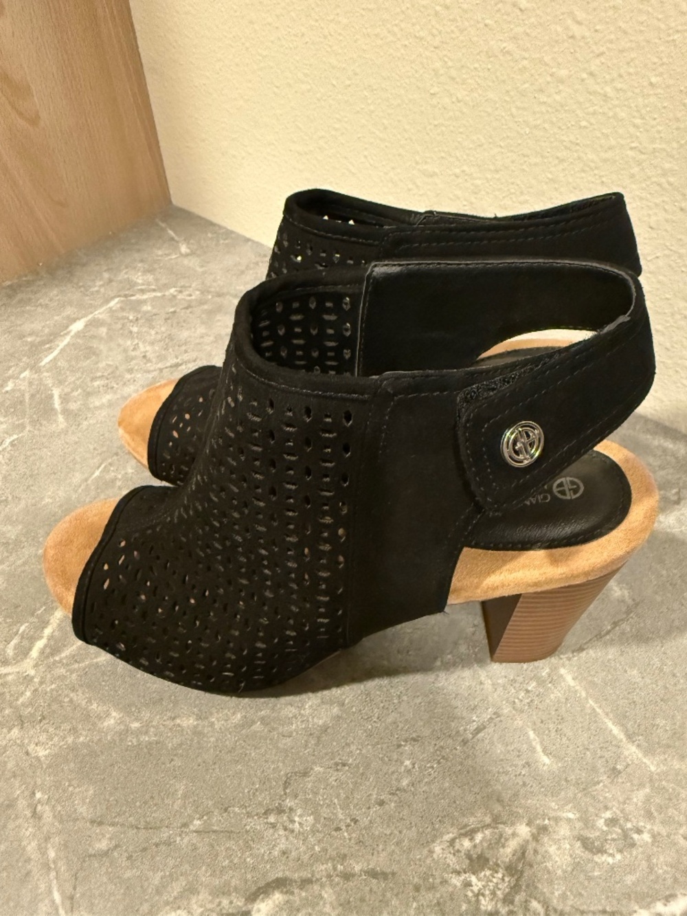 Giani Bernini Peep Toe Shoes Black 7.5 Memory Foam Footbed